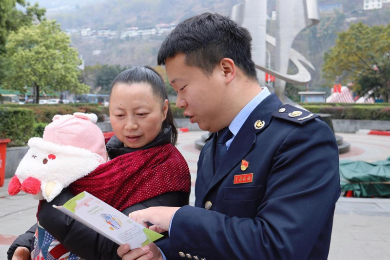 欧博体育下载乐山税务：税法进社区 普法零距离(图2)