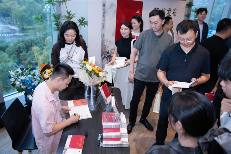 胡贯之给排队的读者签名。龙程晨供图