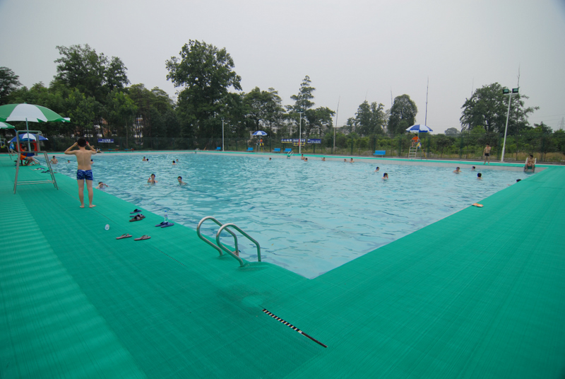 暑假我们去哪儿:游泳池里清凉一夏