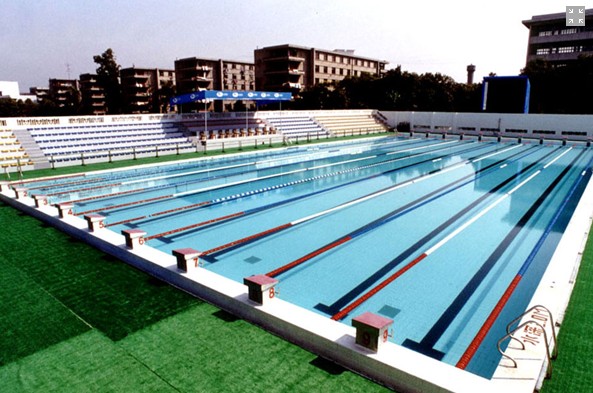 暑假我们去哪儿:游泳池里清凉一夏