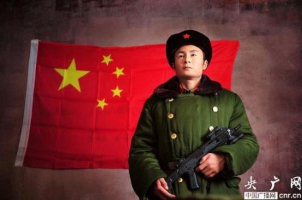 男子为像雷锋三次整容 男子为像雷锋三次整容