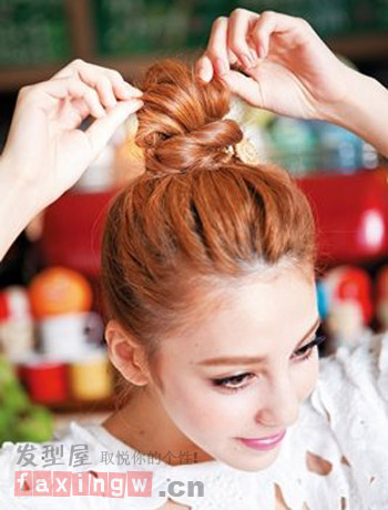 冬季甜美中发<em>发型</em>扎法 1分钟韩式扎发变女主角