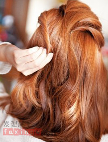 冬季甜美中发发型<em>扎法</em> 1分钟韩式扎发变女主角
