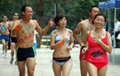 成都泳装“光猪跑” 画满油彩激情度盛夏