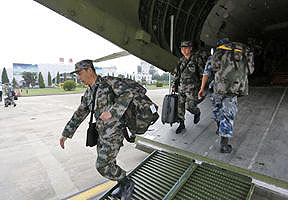 成都空军运输机抵达云南鲁甸灾区