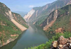 直击牛栏江堰塞湖：受地震影响 水位上涨