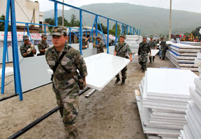 鲁甸地震灾区第一所板房医院搭建完毕