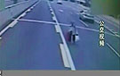成都八旬老太迷路误入二环高架 拦公交