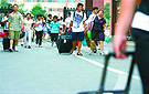 开学季：父母不放心 护送孩子进校舍