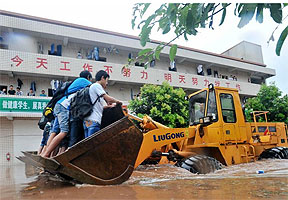 广安遭遇强暴雨袭击 学校用装载机转移学生