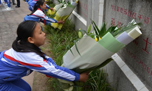内江市民在烈士陵园祭奠革命先烈