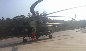 成空直升机运送中国紧急救援队抵达景谷