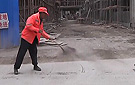 松潘：环卫工人尽职扫地 商家感恩赠锦旗