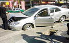 路面出现“连环坑”过路的汽车“中招”