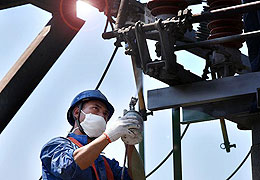 【迎峰度夏】成都供電公司職工冒着高溫工作 保障群眾可靠用電