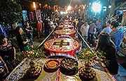 百米长宴邀明月 千年古镇迎中秋