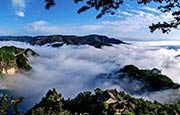 甘肃崆峒山秋色如画 云海缭绕仿佛置身仙境