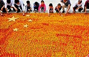 万个柿子拼国旗迎国庆