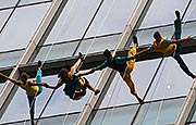 上海街头现空中芭蕾 舞者80米高空展现自由舞步