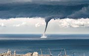 意大利热那亚附近海面出现巨大水龙卷 场面震撼