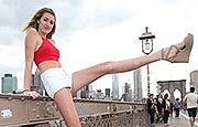 美国最长腿女孩腿长1米25 脖子以下全是腿