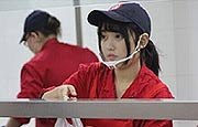 大学"食堂女神"走红 每天有人为看她排队打饭