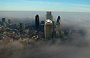 英国伦敦大雾成“仙境” 200多趟航班延误