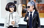 4岁双胞胎女孩潮气十足爆红网络