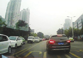 自贡“路怒”奥迪违规调头遇阻 4次变道别车