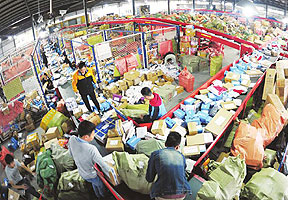 1014万件订单涌向成都 13日迎包裹进港高峰
