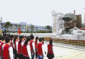 张思德塑像在仪陇县落成