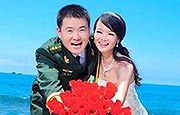 军人军嫂秀恩爱合影：蓝天碧海唯美瞬间