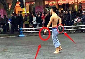 彭山“裸男”提双刀街口公然挑战特警 完败