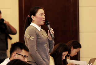 中新社记者提问