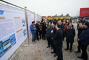 与会嘉宾听取岷江犍为航电枢纽工程情况介绍