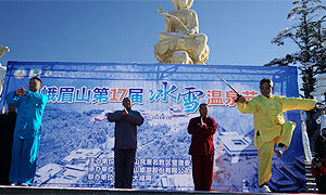 看分外妖娆的雪 峨眉山第17届冰雪温泉节开幕