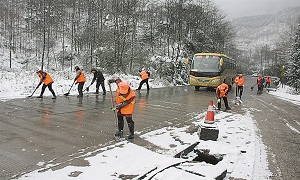 峨眉山市：风雪中党员干部冲在前