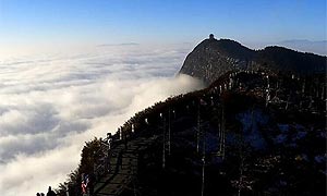 春节旅游服务“不打烊” 峨眉山市千名党员活跃在景区