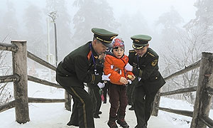 武警乐山市支队全力守护峨眉山景区安宁