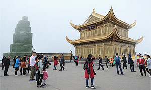 “五一”小长假 峨眉山游人络绎不绝