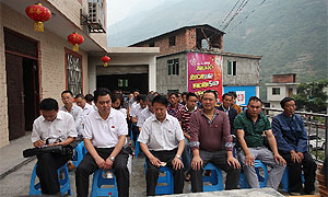 乐山市委政法委开展“两学一做 助力精准扶贫”主题党日活动