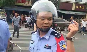 乐山“瘾君子”持刀自残 民警拼命阻止“迎刃而上”