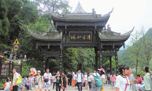 游山玩水 峨眉山迎来“冰火两重天”