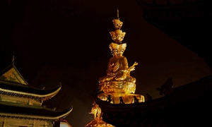 夜游峨眉山金顶 体验别样的风景