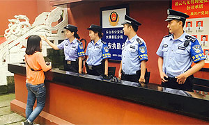微笑的旅游警察成为乐山新标签