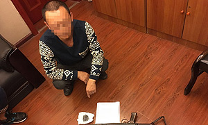接“嘉州人民”举报 便衣迅速破获持枪案