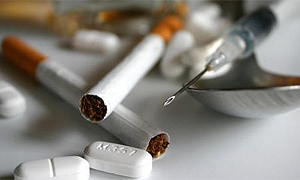 乐山便衣连捣4毒窝抓获8名吸毒嫌疑人