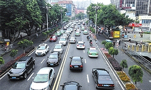 犍为交警整治城区交通秩序 保障节日道路畅通