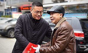 什邡市长卿伟春节前慰问困难民警