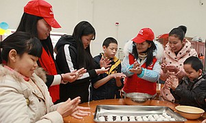 德阳旌阳区：爱心献孤儿 情暖福利院